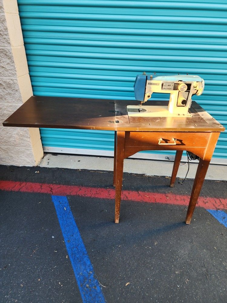 Vintage Used Dressmaker DeLuxe Zig-Zag S-3000 25305 Sewing Machine for Sale  in Canyon Country, CA - OfferUp