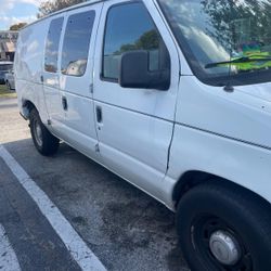 Cargo Van Ford E 150