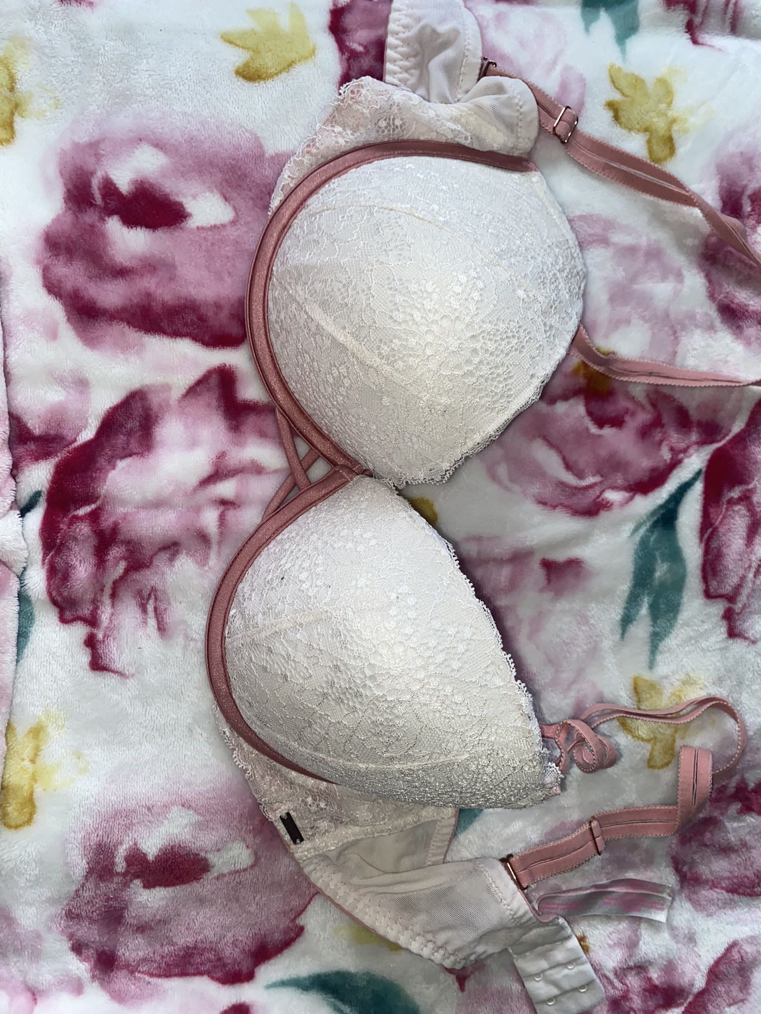 Victoria Secret PINK Lace front Bra 36D pre owned color Pink /Cream for Sale  in Philadelphia, PA - OfferUp