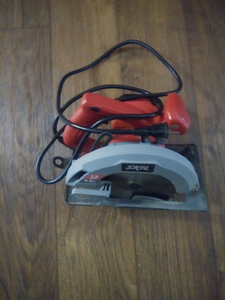 Skil electric saw, like new only used once, works perfect Hablo español