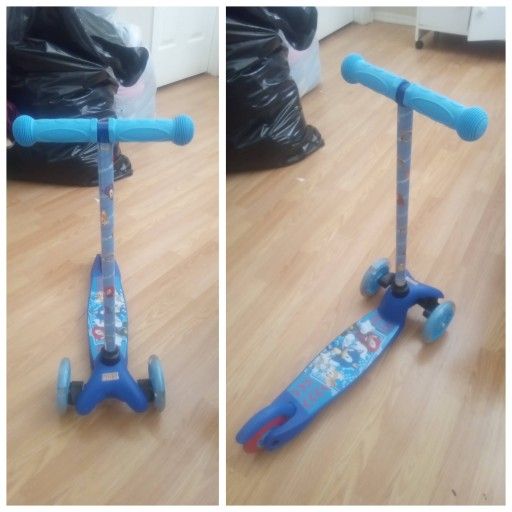 Sonic The Hedgehog 3-Wheel Tilt And Turn Scooter
