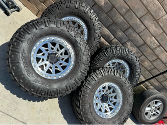 New wheels 17x9 5 lugs for any Jeep Rubicon,Jeep gladiator used tires 37x12.50r17 Nitto 70% life