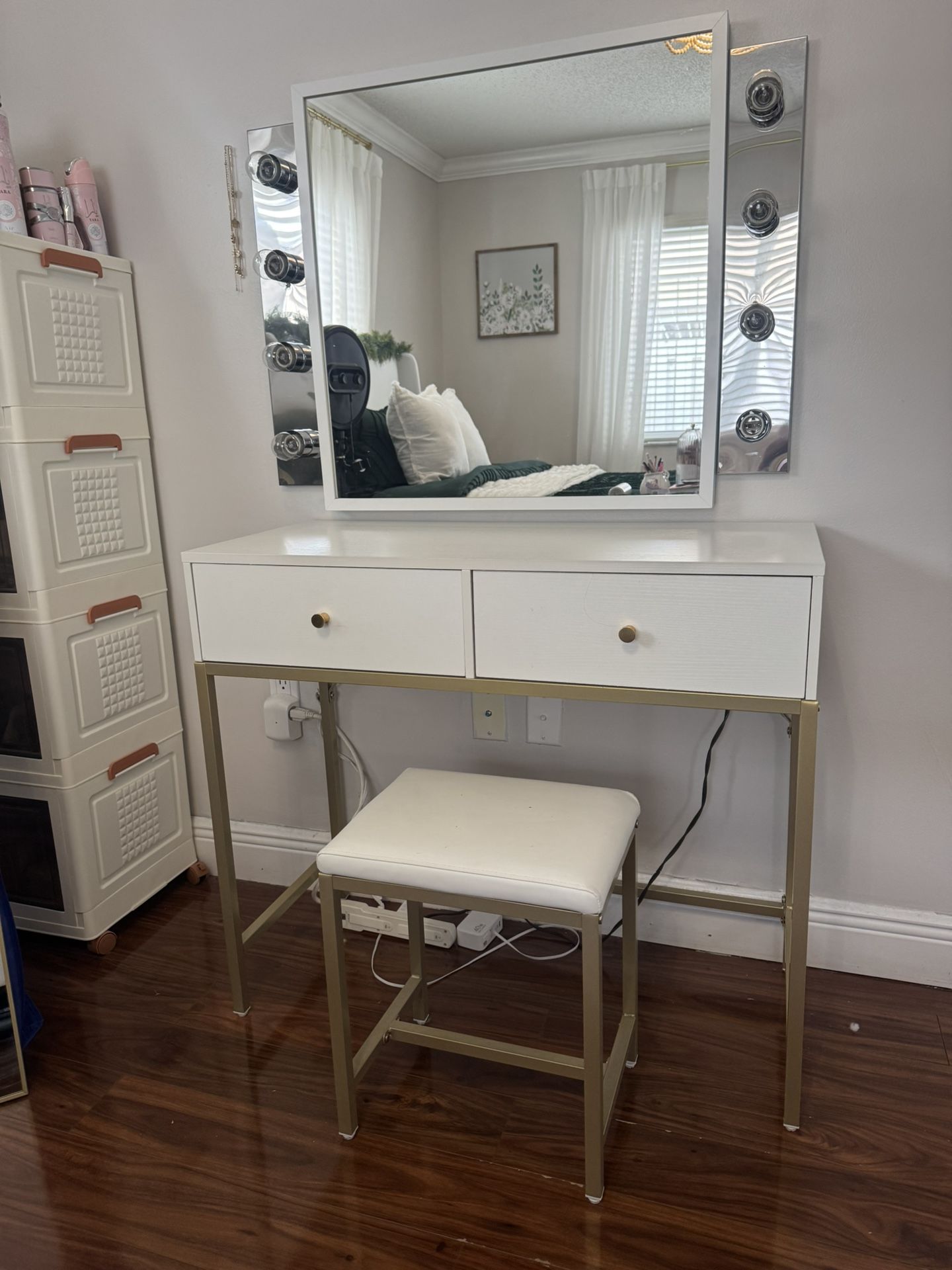 Vanity Table With Mirror And Lights 