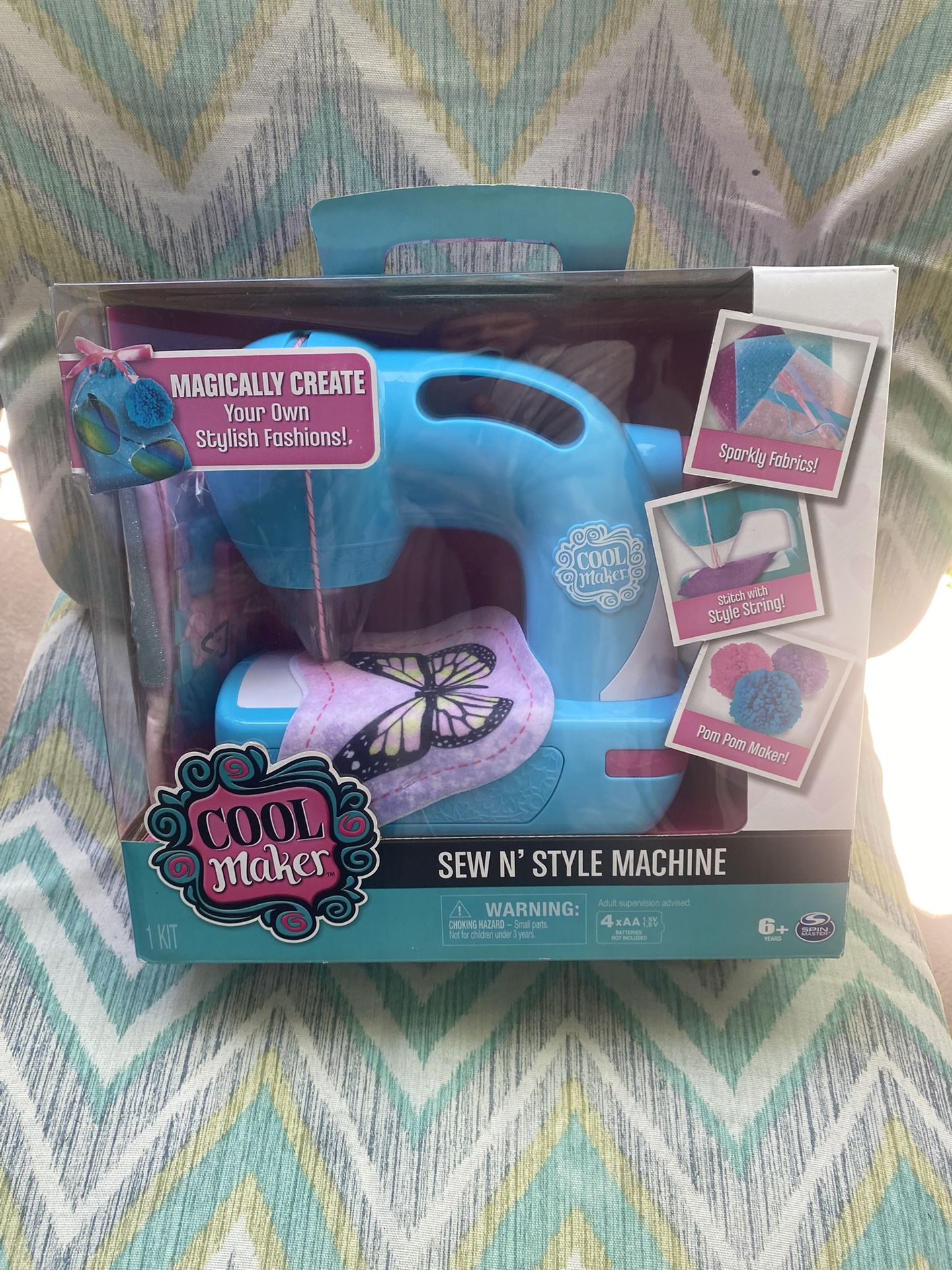 NEW Cool Maker Sew N’ Style Sewing Machine with Pom Pom Maker Attachment