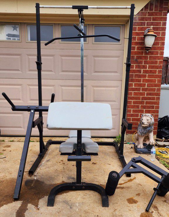 SQUAT RACK HOME GYM WITH LAT PULL SEE BELOW FOR MORE INFO 