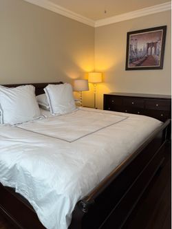 8 Piece Master Bedroom Set.  King Bed with Mattress, 2 Dressers, 2 Nightstands, 3 lamps