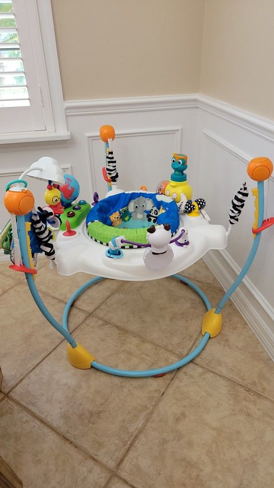 BUNDLE BABY ITEMS - HIGH CHAIR, BABY BOUNCER, BABY ACTIVITY JUMPER CENTER,  CONVERTABLE  BATHTUB 