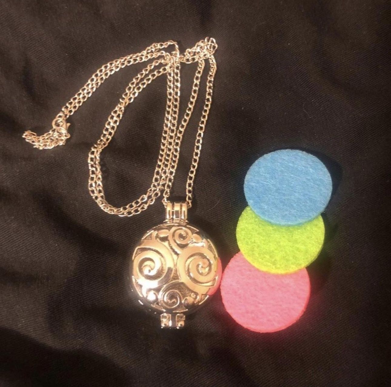 NEW Essential Oil Diffuser Necklace w/ 3 felt pieces