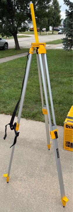 DW0737 DEWALT Builders Tripod with 12” extension.
