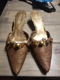 Moda Gold tone Slip on pointed low high heel shoes..Size 9 womens..good condition!