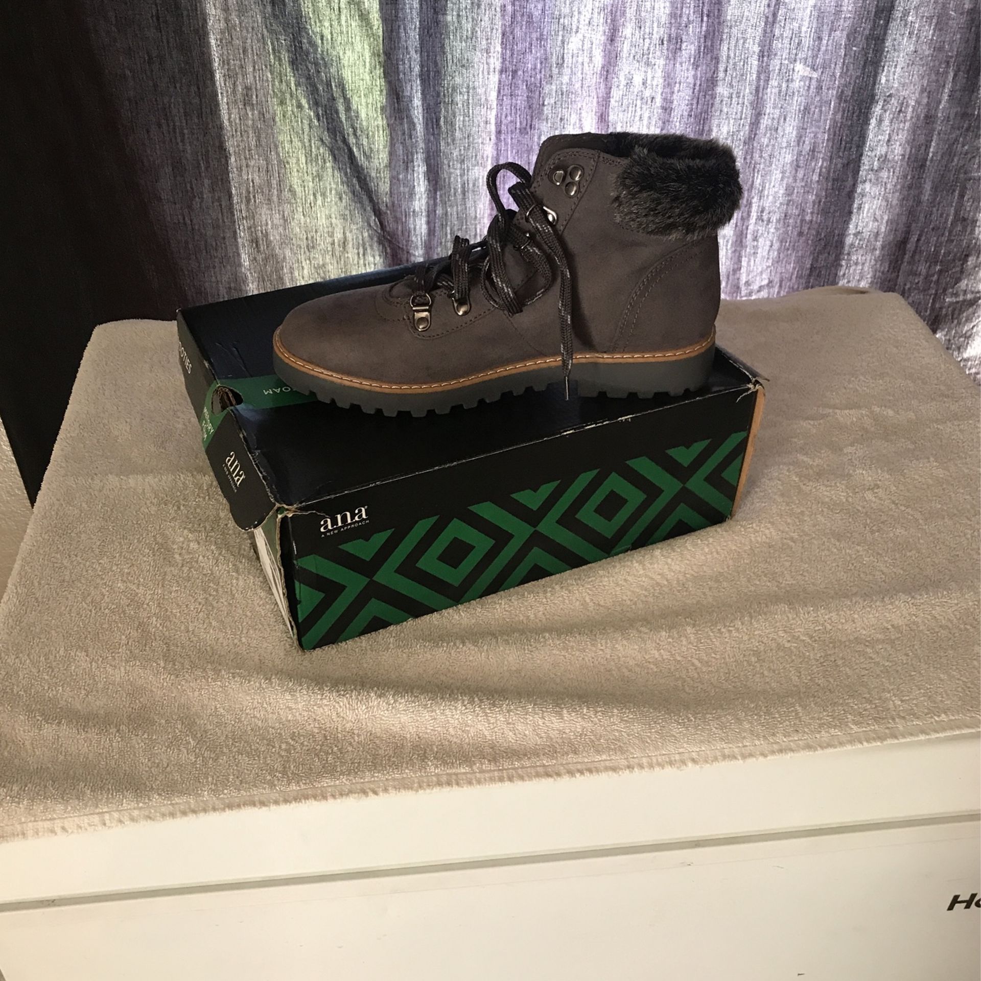 WOMENS ANA BOOTS NEW $40