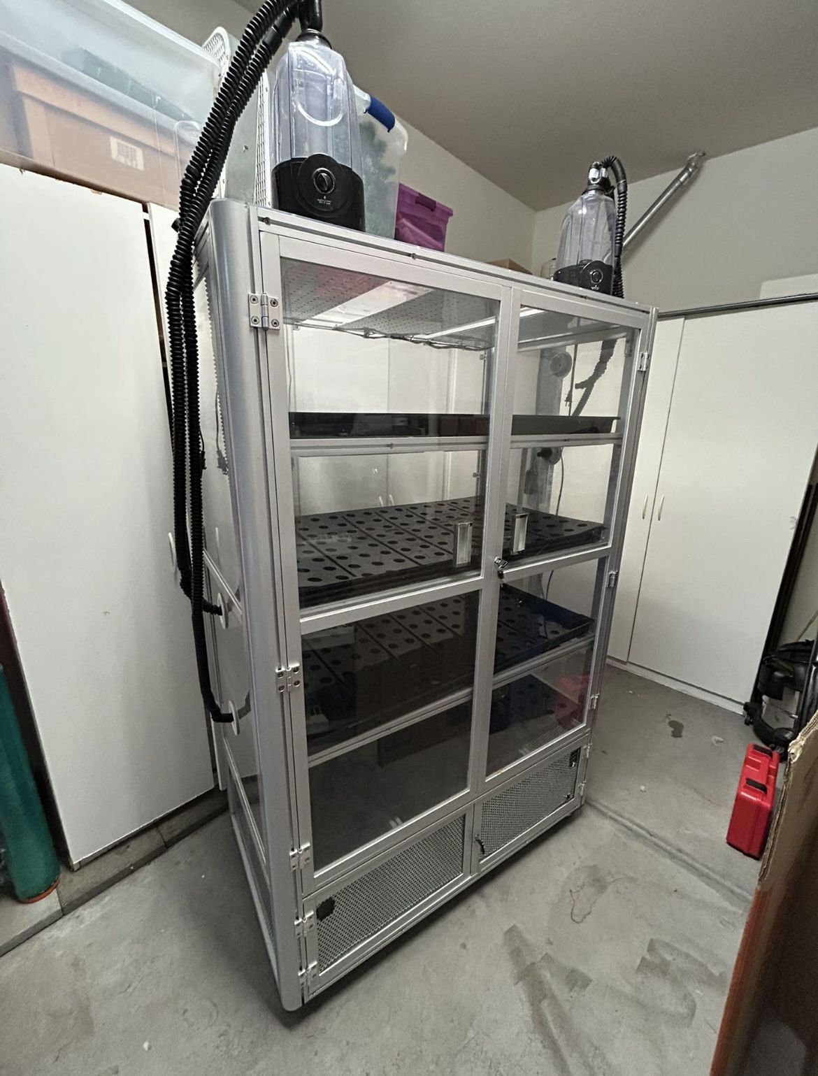 climate-controlled growing chamber/incubation cabinet