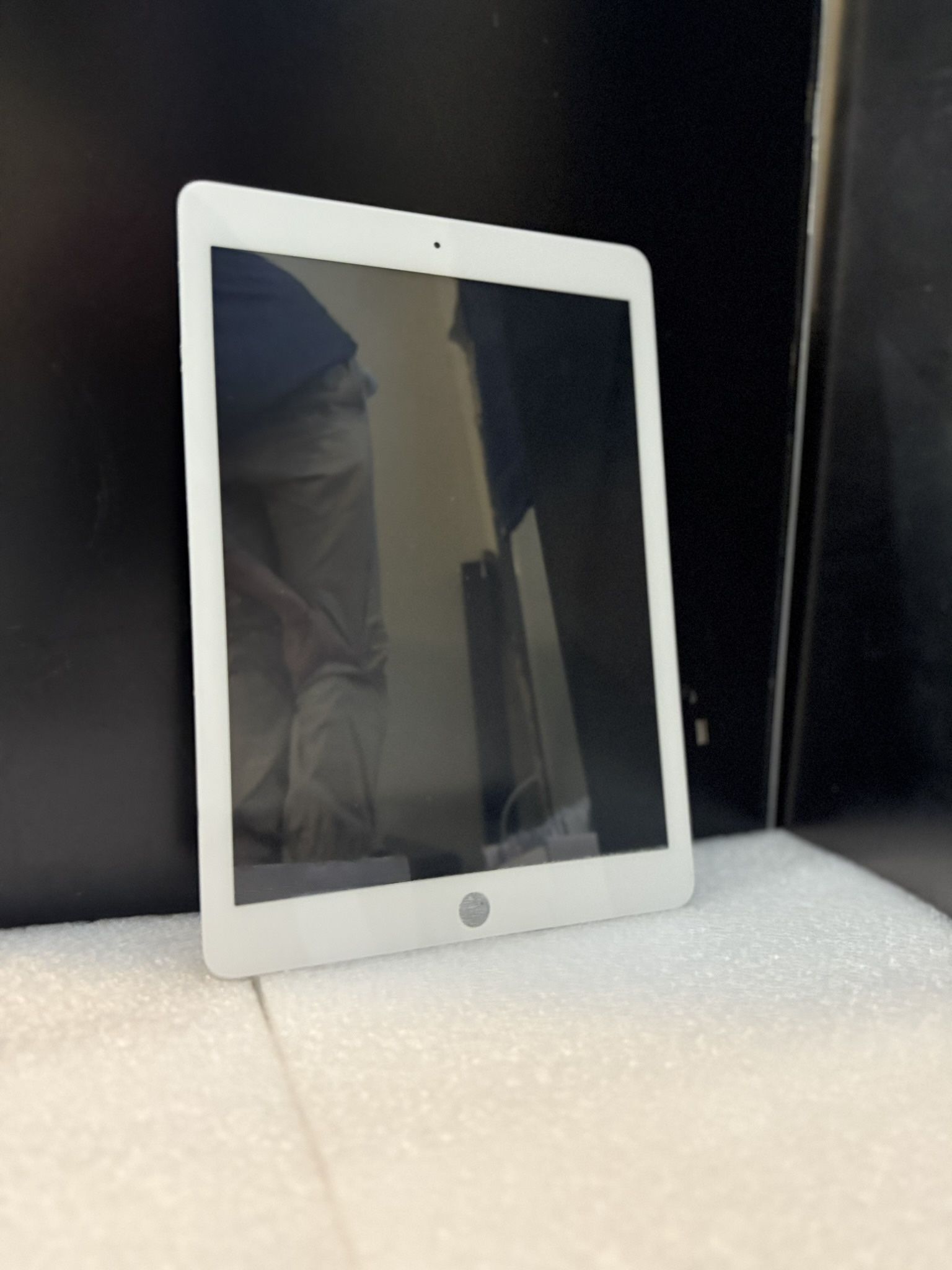 Over 350 iPhone Screens /75 iPad Screens And LCDs 5-14PM