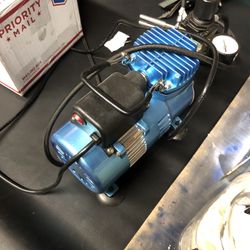 Airbrush compressor with three air brushes