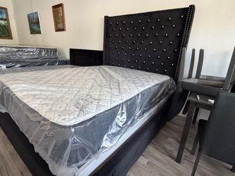 Luxury Queen Double sided mattress. This Hotel Style Mattress retail plus $1300. Save money Today $599.
