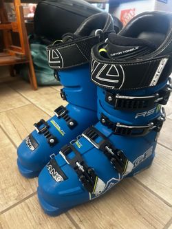 Women’s downhill ski boots