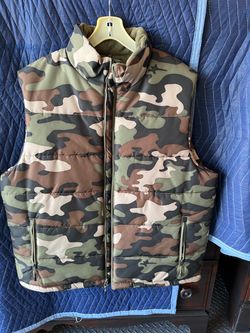 WINTER IS COMING….Camo Puffer Vest with Zip Pockets size XLT