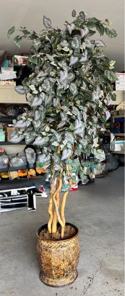 Beautiful 9’ Modern Display high quality tree