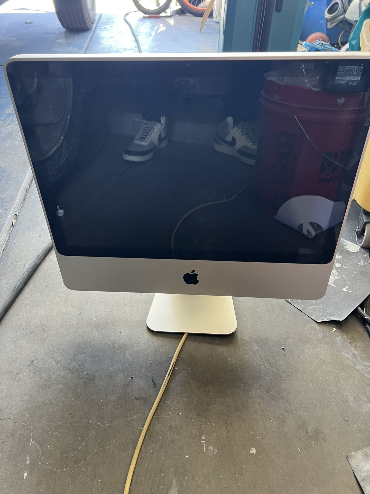 Apple computer monitor