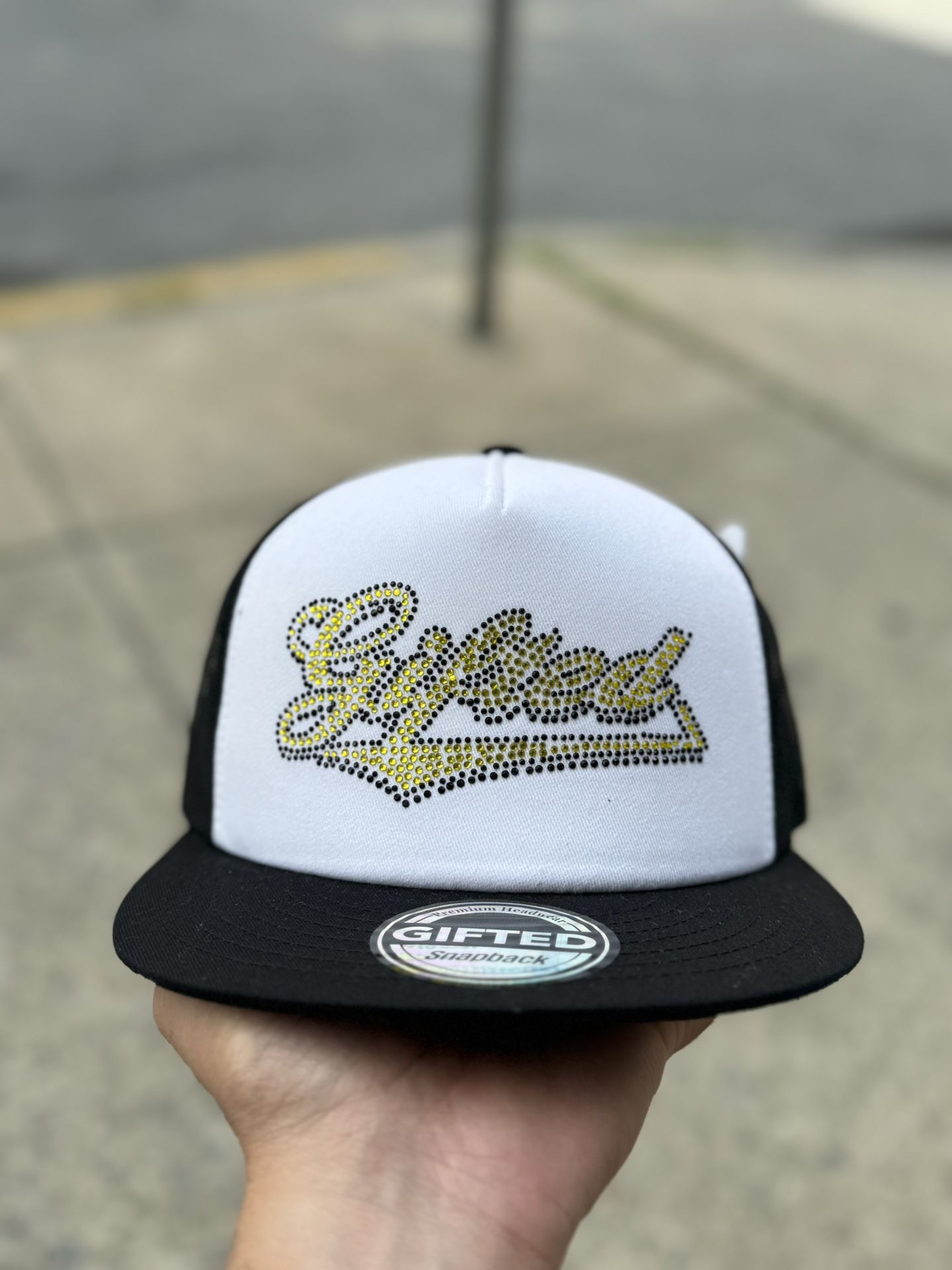 GIFTED HAD CON BRILLO GORRA CON BRILLO Blanco