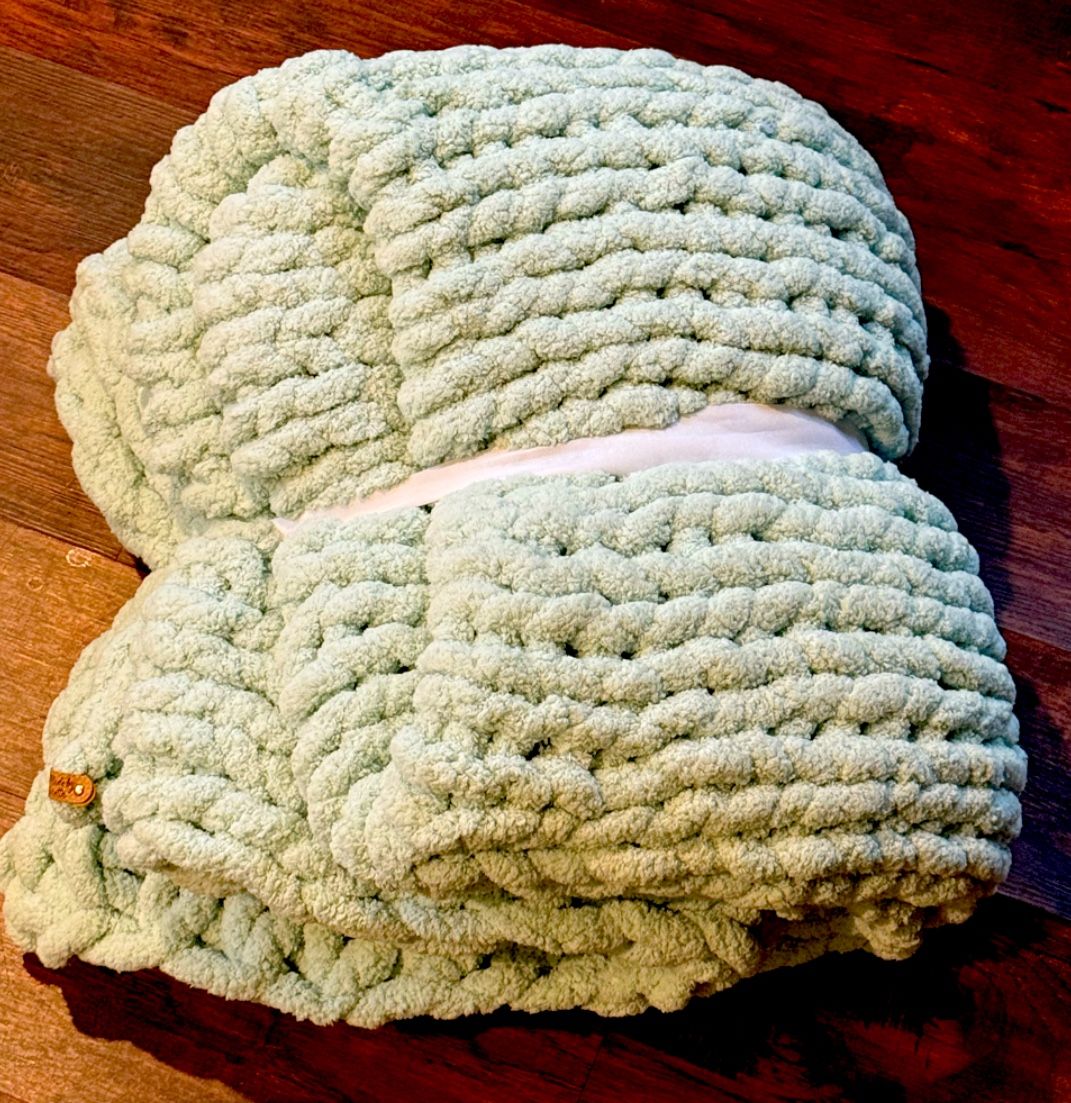 Chunky Knit Blanket + Matching Zip-Up Protective Storage Bag