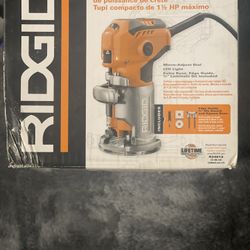 1½ Peak HP Compact Router Toupie compacte de 1½ HP With Bit Set 