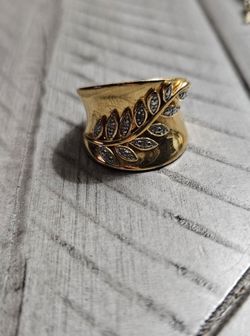 Vintage Gold-Tone Wide Band Ring with Leaf Design
