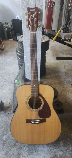 Yamaha F335 Acoustic Guitar