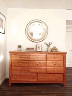 Solid wood oak 8-drawer dresser by Vaughan bassett.
Dimension: 64 x 37X 18