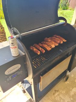 Louisiana Grills 900 Pellet Grill with Smoke Box
