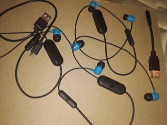 3 pair skullcandy bluetooth headphones