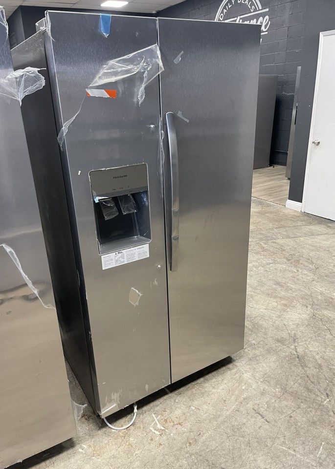 Frigidaire Side By Side Refrigerator for Sale in Gardena, CA OfferUp