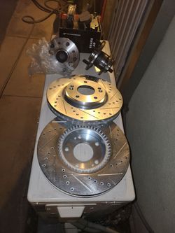 BRAND NEW CAR BRAKES. KIT.. DONT REALLY KNOW MUCH.. MY UNCLE BUYS STORAGE UNITS..THIS CAME IN IT...CHECK OUT MY PAGE FOR MORE ✔️ ✅️