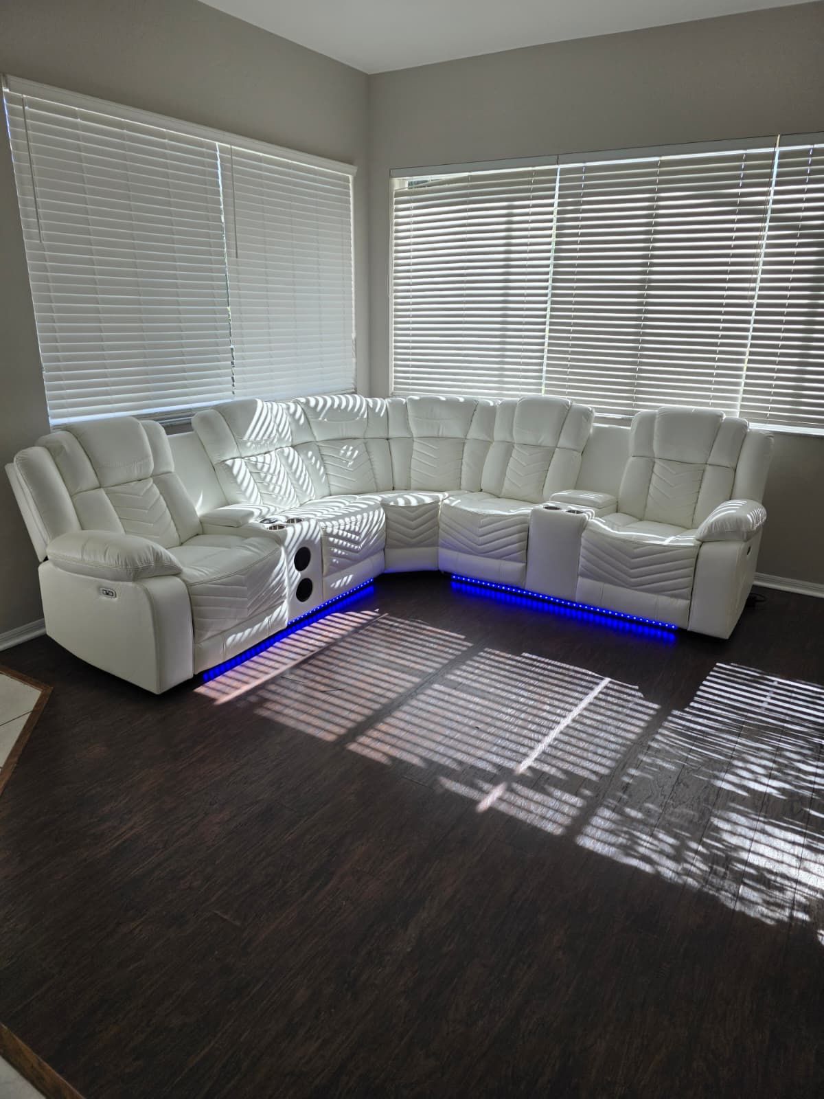 ✨WHITE POWER RECLINER SECTIONAL WITH SPEAKERS, LED LIGHTS, USB PORTS, CUPHOLDERS AND ARM STORAGE