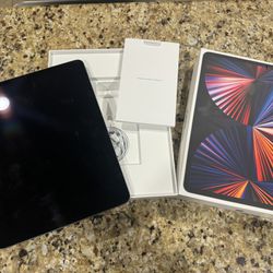 Apple iPad Pro 12.9” (5th Generation) with Apple Smart Folio