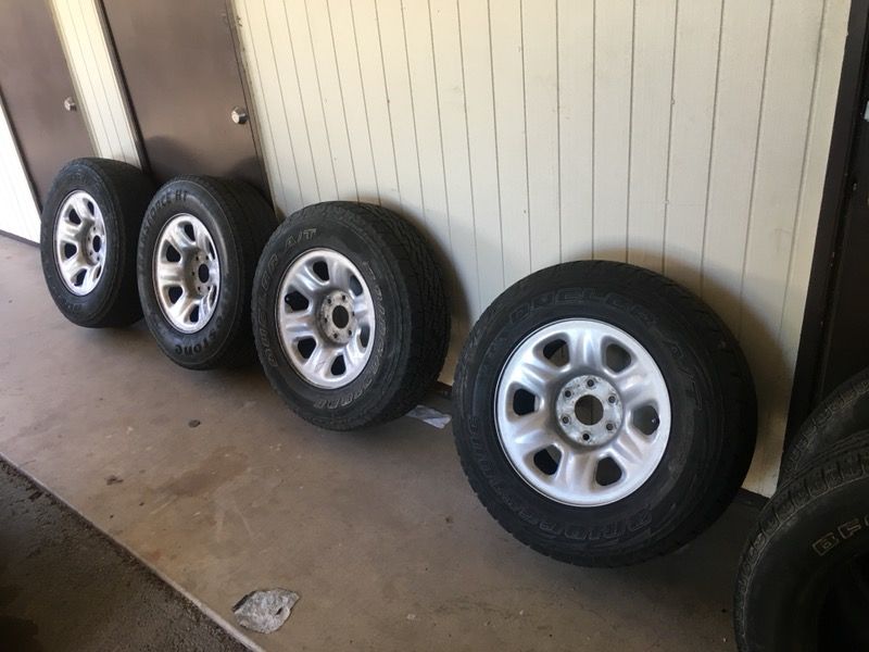 Nissan Titan stock wheels