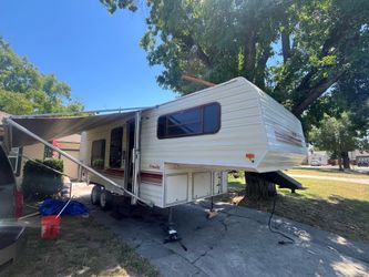 Fleetwood Prowler 5th wheel Trailer