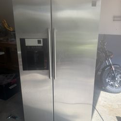 Refrigerator, Frigidaire 36” Excellent Condition, Professionaly Cleaned. 