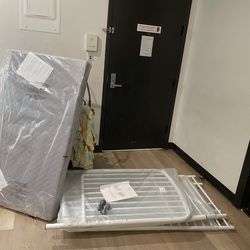 Baby crib/toddler bed with mattress