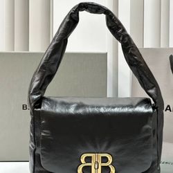 Pre-Owned Balenciaga Hourglass BB Black Leather Shoulder Bag – 9/10 Condition