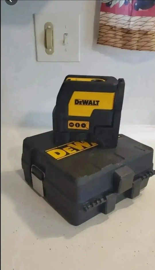 $130 FIRM DEWALT DW0822 165 ft. Red Self-Leveling Cross-Line and Plumb Spot Laser Level