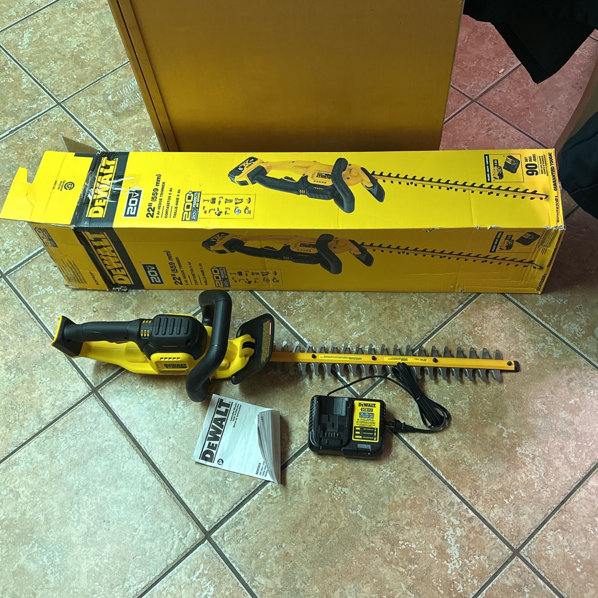 DEWALT 20V MAX* Cordless Hedge Trimmer, 5.0 Ah, 22-Inch (DCHT820P1)