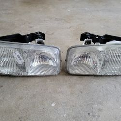 2006 GMC Sierra Headlights