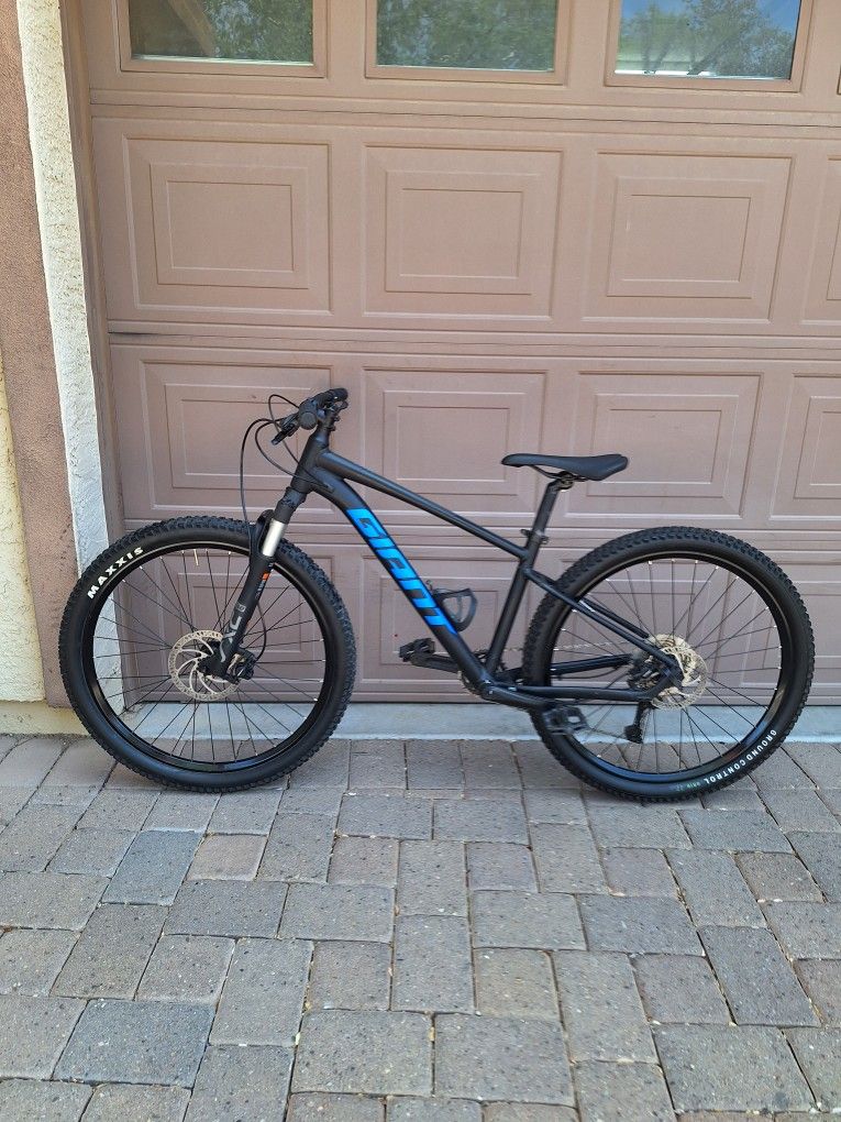 GIANT TALON 1 MOUNTAIN BIKE 27.5 INCH 10 X 1 SPEED SXC32 AIR SHOCK ( CHECK MY OTHER BIKES)