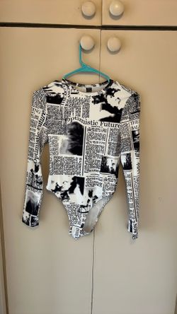 WDIRARA Body de manga larga con cuello redondo y estampado de periódico para mujer