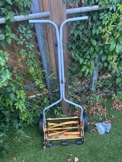 Manual push lawnmower