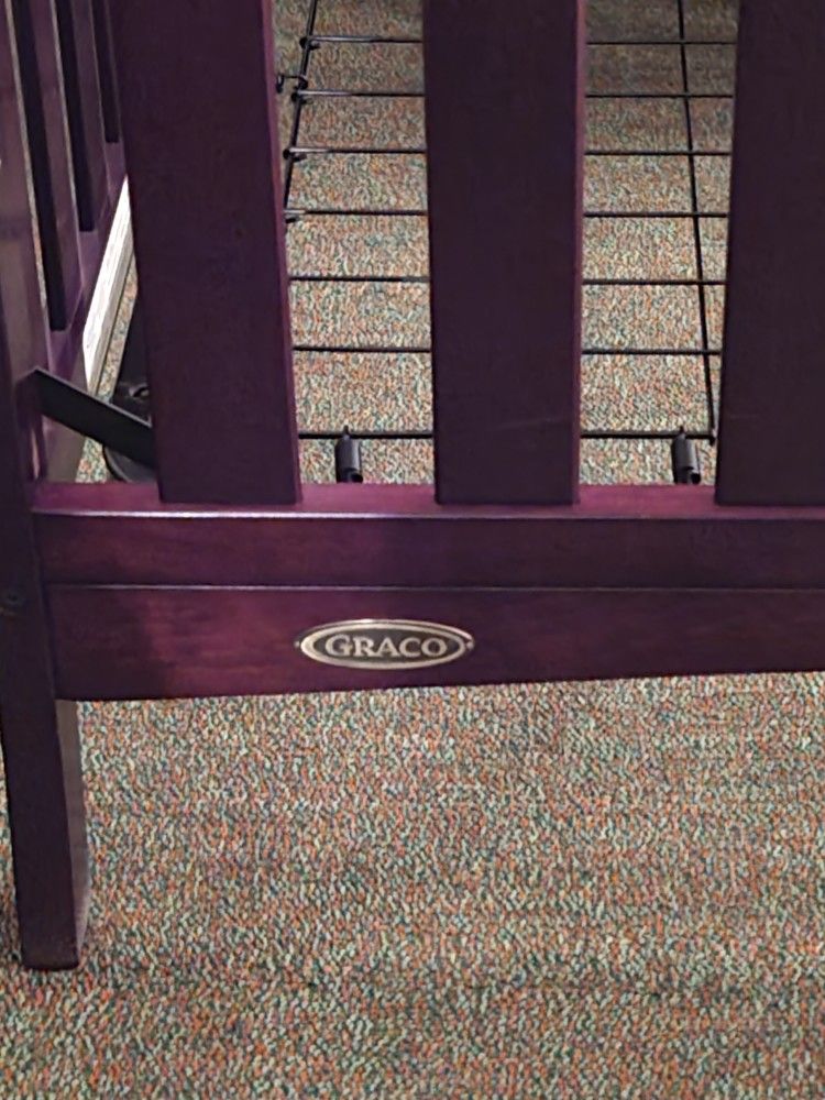 Graco Wood Crib Convertible Cherry Dark Brn Color w/Beautyrest Mattress / Lennon