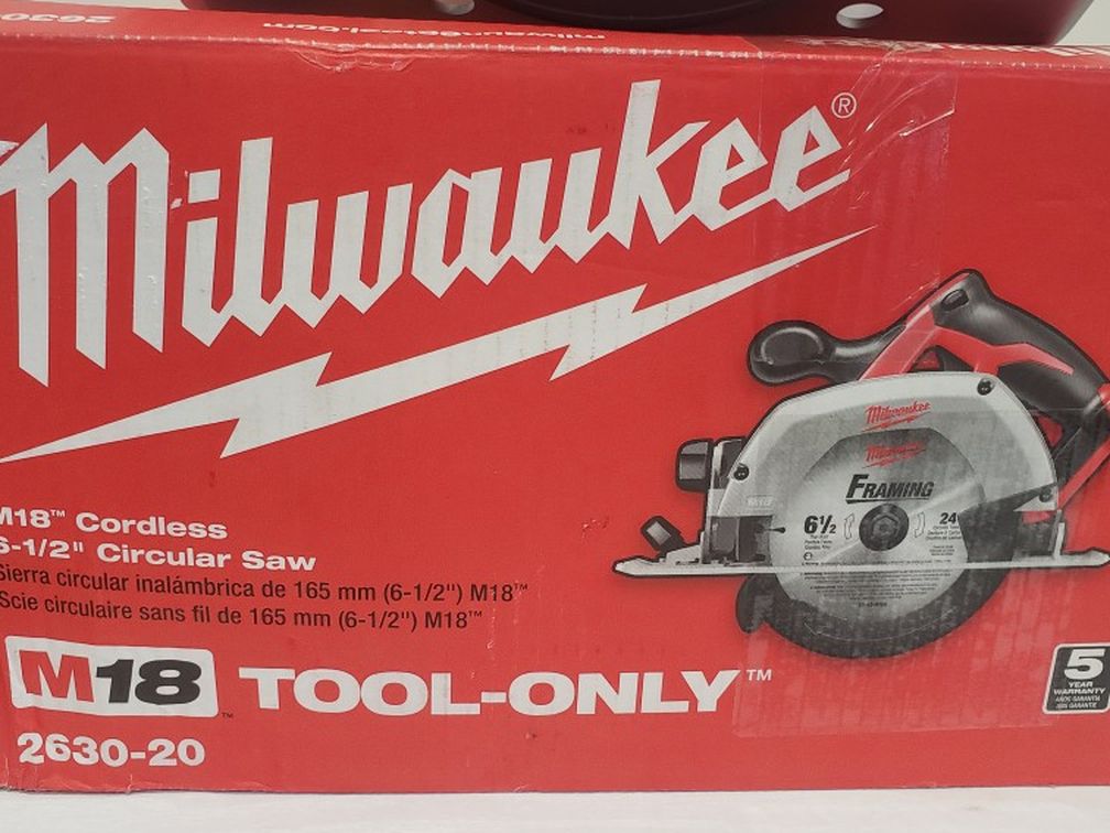 N825) Milwaukee M18 6-1/2 Circular Saw ( Tool Only Sólo Herramienta)