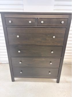 DELIVERY AVAILABLE TALL SOLID WOOD DRESSER