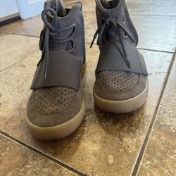 Yeezy boost 750 like new size 6Y
